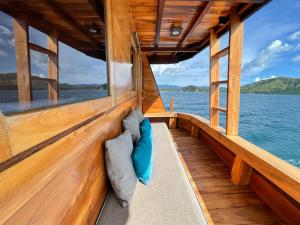 uma vista da parte de trás de um barco de madeira em DAV Travels em Labuan Bajo