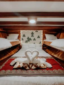 Una habitación con dos camas con dos cisnes. en DAV Travels, en Labuan Bajo