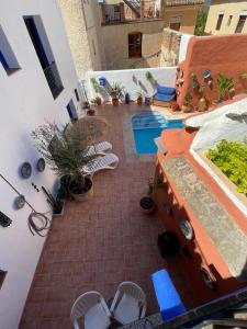 uma vista sobre um pátio com uma piscina em Casa Morayma, Lecrin, Granada (Adult Only Small Guesthouse) em Acequias