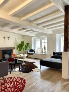 un soggiorno con divano e camino di Maison ardennaise à Corbion-sur-Semois a Bouillon