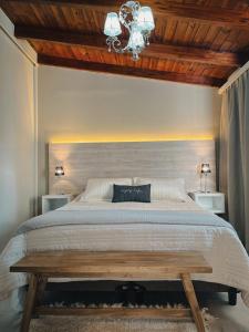 sypialnia z dużym łóżkiem i drewnianym sufitem w obiekcie Chalet Alter Boss w mieście La Cumbre
