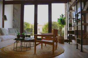 a living room with a table and a couch at HOM I Precioso Loft Jardin para 2PAX en mejor Ubicación 991 in Valparaíso +49 photos