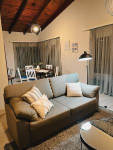 un soggiorno con divano e cuscini sopra di Chalet Alter Boss a La Cumbre