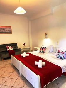 アギオス・ゴルディオスにあるApart Hotel Blumarinのベッドルーム1室(大型ベッド1台、タオル2枚付)