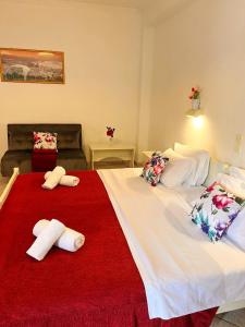 een hotelkamer met 2 bedden en handdoeken erop bij Apart Hotel Blumarin in Agios Gordios