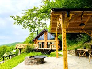 a small wooden cabin with a picnic table in front of it at Green Cottage in Râşnov