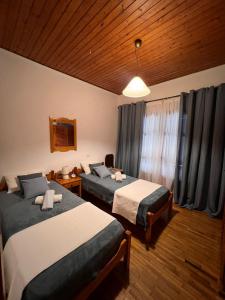 una camera d'albergo con due letti e una finestra di Stefanos Apartments by SV Alians ad Agios Gordios