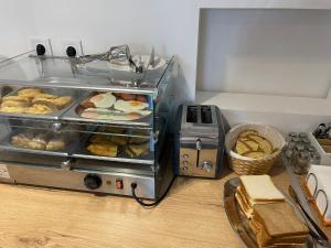 blat z piekarnikiem do pieczenia chleba z różnymi rodzajami pieczywa w obiekcie Varvitsiotis Studios w Kalawricie