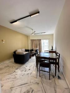 un salon avec une table et un canapé dans l'établissement B10-6@Pd marina resort, à Port Dickson