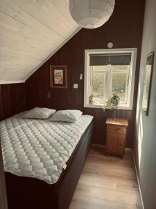 1 dormitorio con cama y ventana en Villa Margit 2nd floor, en Tvååker