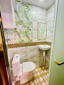 baño con aseo rosa y lavamanos en United Co-Operate Guest House (7/F) en Hong Kong