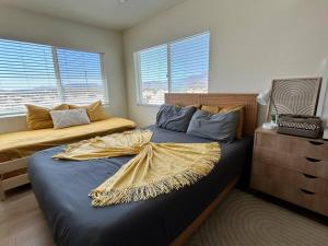 1 dormitorio con 2 camas, vestidor y ventanas en Modern & Private Desert Home w/ ez access and near Joshua Tree, en Twentynine Palms