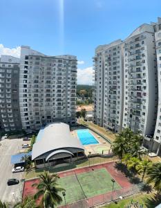 un complexe d'appartements avec une piscine et des bâtiments dans l'établissement B10-6@Pd marina resort, à Port Dickson