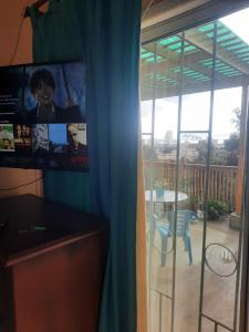 een kamer met een raam met uitzicht op een patio bij Apartamento Estudio in Valparaíso