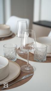 ein Weinglas auf einem Tisch in der Unterkunft Suite Maritim - Zijdelings zeezicht op 50m van strand en zee in Knokke-Heist