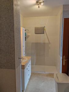 een badkamer met een douche, een wastafel en een toilet bij Seaview Apartment with Great Amenities & Facilities in Benalmádena