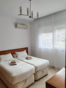 een slaapkamer met een bed met twee handdoeken erop bij Seaview Apartment with Great Amenities & Facilities in Benalmádena