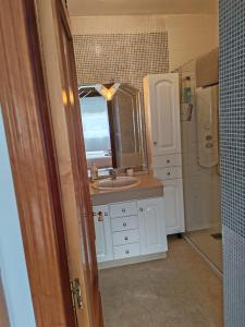 een badkamer met een wastafel en een spiegel bij Seaview Apartment with Great Amenities & Facilities in Benalmádena