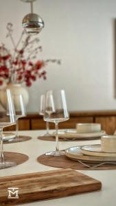 een tafel met stoelen en borden op een tafel bij Suite Maritim - Zijdelings zeezicht op 50m van strand en zee in Knokke-Heist