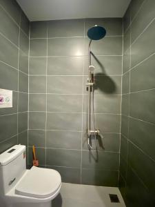 La salle de bains est pourvue d'une douche et de toilettes. dans l'établissement Start House CAPSULE 5 min walk to the Airport, à Hô-Chi-Minh-Ville