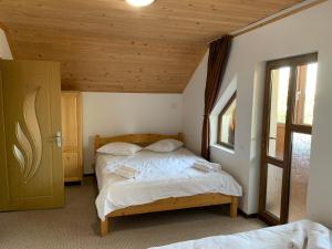 um quarto com 2 camas e um tecto de madeira em Casa Adam em Vaideeni