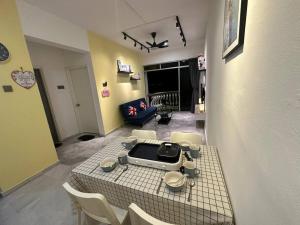 een woonkamer met een tafel en een speelgoedkachel bij 1-6 Pax BBQ + Hot Pot - Relaxing Seaview in Port Dickson