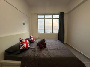 een slaapkamer met een groot bed en een raam bij 1-6 Pax BBQ + Hot Pot - Relaxing Seaview in Port Dickson