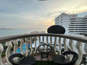 een balkon met stoelen en uitzicht op de oceaan bij 1-6 Pax BBQ + Hot Pot - Relaxing Seaview in Port Dickson