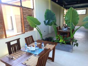een eetkamer met tafels, stoelen en planten bij Spicepeek Boutique Hotel CMB Airport in Katunayaka