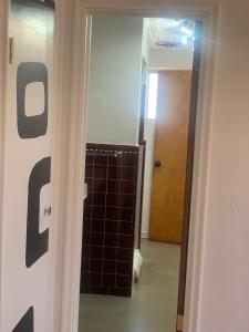 潘圭奇的住宿－Dragonfly Motor Lodge，走廊上设有带卫生间的浴室和门