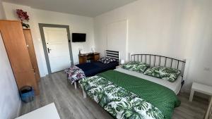 1 dormitorio con 1 cama con edredón verde en Pokoje w Gołdapi, en Gołdap