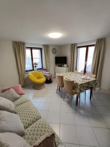 ein Wohnzimmer mit einem Sofa und einem Tisch in der Unterkunft Casa Chiara in Intragna