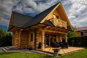 Cabaña de madera con terraza con balcón en Chata Czarny Kot, en Janowice Wielkie