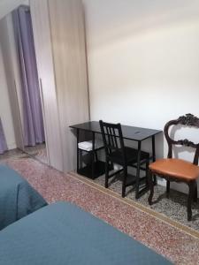 um quarto com uma mesa e duas cadeiras e uma mesa em Ambra em Génova