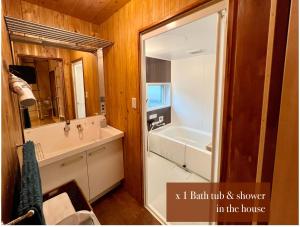 Bilik mandi di SUMITSUGU HOUSE West +30 gambar
