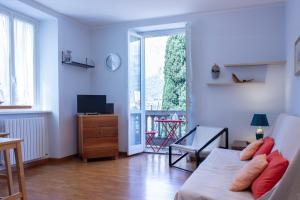 TV a/nebo společenská místnost v ubytování Maison Charles - Lake Como Apartment