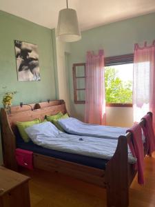 a bed in a bedroom with a window at Apple House in Portariá