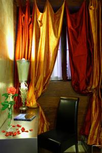 巴列斯特羅卡拉特拉瓦的住宿－帕拉西奧德拉塞爾納精品酒店，桌子上摆着椅子和花瓶