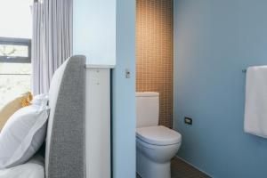 a bathroom with a toilet and a window at 樹墅Villa宜蘭寵物友善包棟民宿丨溜滑梯丨烤肉丨Switch in Ch'eng-hsing +28 photos