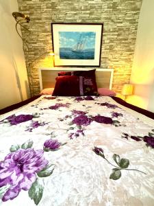 Ένα ή περισσότερα κρεβάτια σε δωμάτιο στο The Standalone - 4 Bedroom Home with Garden by Wild