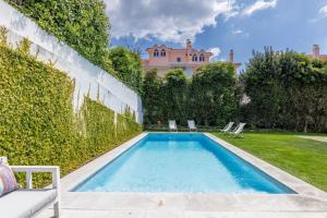 カスカイスにあるHouse in the center of Cascaisの家の庭にあるプール