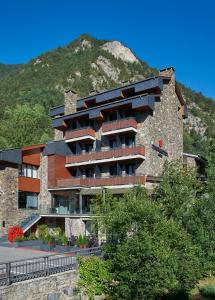un edificio con una montaña en el fondo en NH Collection Andorra Palomé, en La Massana