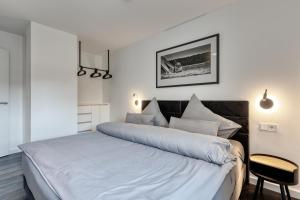 ein Schlafzimmer mit einem großen Bett mit weißer Bettwäsche in der Unterkunft Haus Noena in Norderney