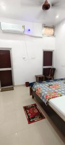 Ein Bett oder Betten in einem Zimmer der Unterkunft Maa kaushalya Guest House in Ayodhya