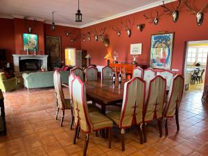 的住宿－Finca La Goya，一间带木桌和椅子的用餐室