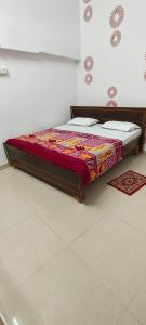 Bett in einem Zimmer mit in der Unterkunft Maa kaushalya Guest House in Ayodhya in Ayodhya