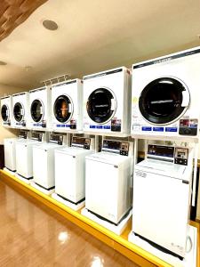 einer Reihe von Waschmaschinen und Trocknern, die in einem Laden ausgestellt sind in der Unterkunft Hashima - Hotel - Vacation STAY 52732v in Hashima