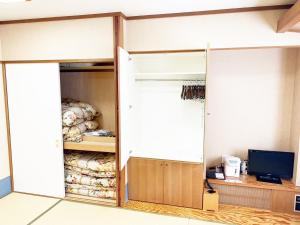 Tür eines Zimmers mit einem Bett und einem TV in der Unterkunft Hashima - Hotel - Vacation STAY 52732v in Hashima