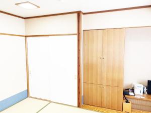 Zimmer mit Glasschiebetür in der Unterkunft Hashima - Hotel - Vacation STAY 52732v in Hashima