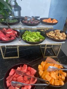ein Buffet mit verschiedenen Obst- und Gemüsearten in der Unterkunft The Capital in Sandton-Luxury aparthotel in Johannesburg